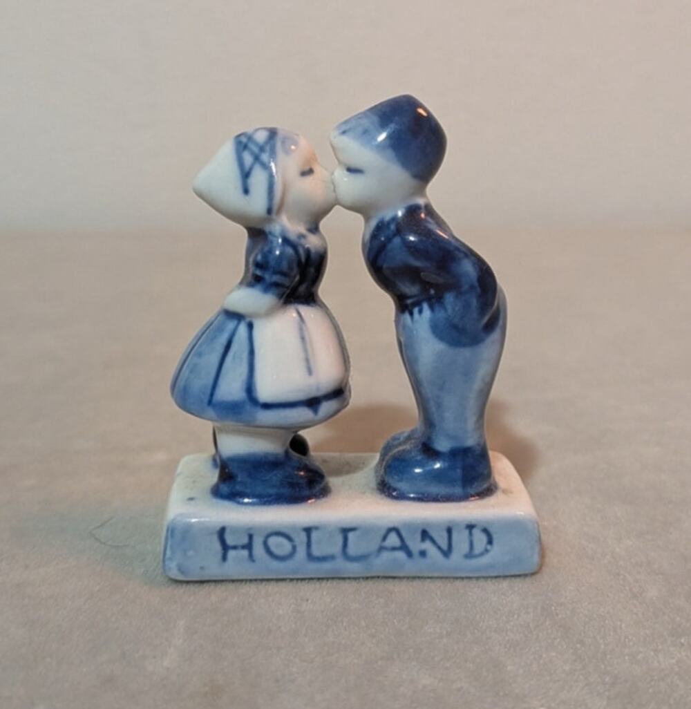 Vintage Miniature Delft Blue Hand Painted Kissing Couple Figurine Holland 782